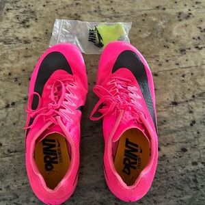 Size 7 women cleats. My daughter wore them for track last season.